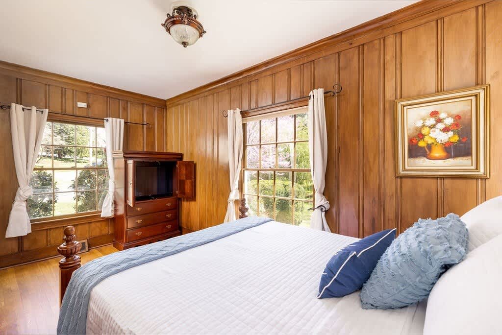 Greenway Manor: Grand Historic Home on Lush Grounds