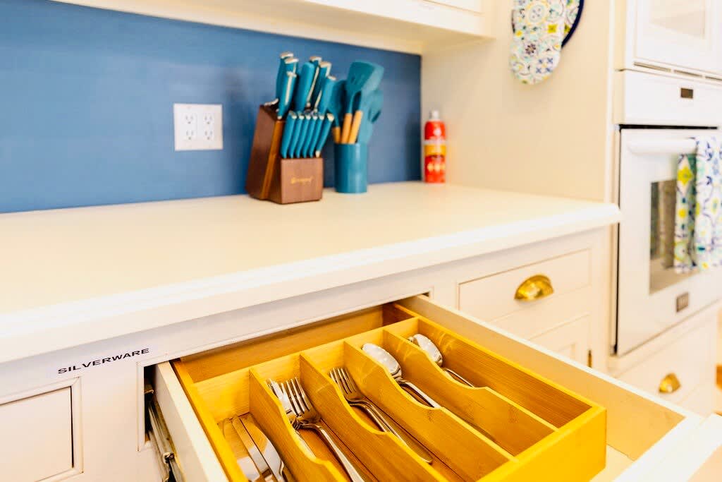 Greenway Manor: Grand Historic Home on Lush Grounds