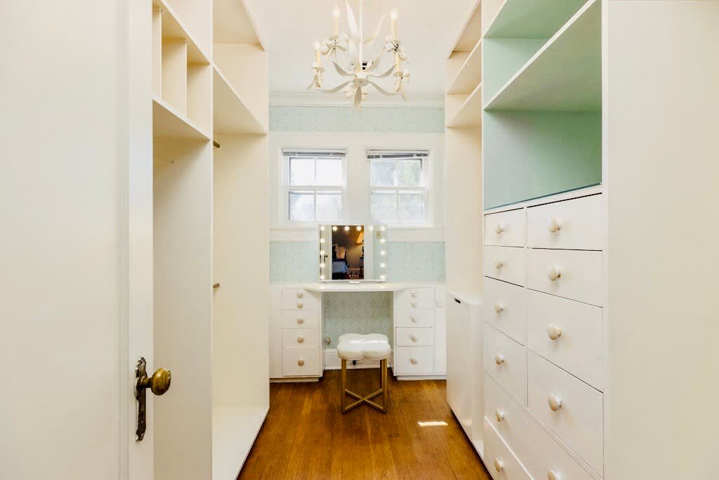 Greenway Manor: Grand Historic Home on Lush Grounds