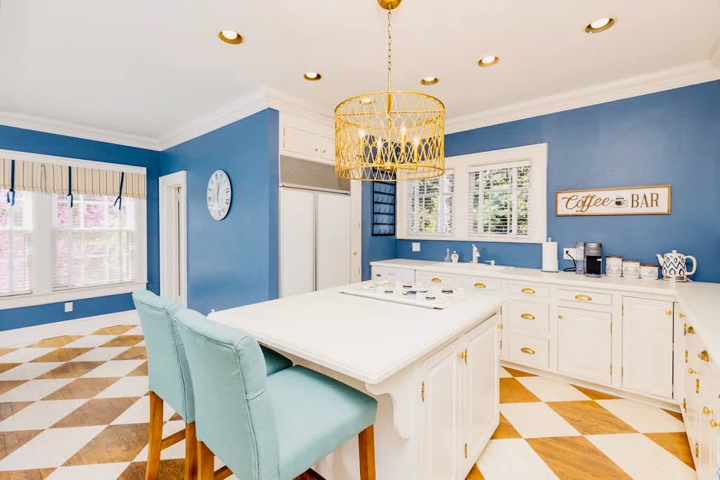 Greenway Manor: Grand Historic Home on Lush Grounds