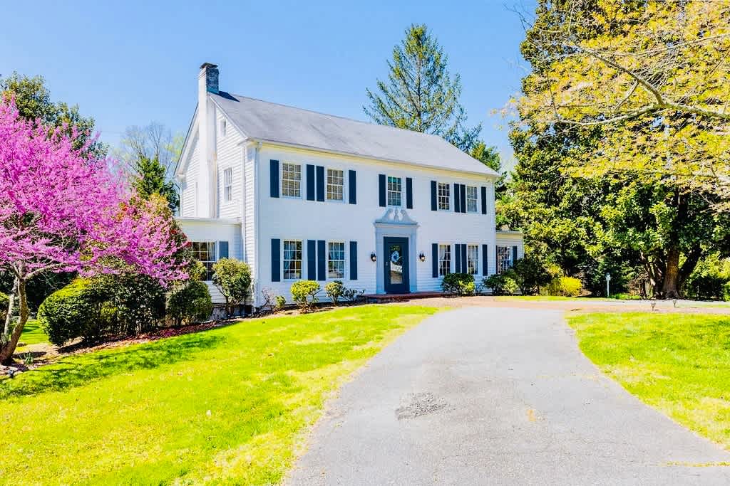 Greenway Manor: Grand Historic Home on Lush Grounds