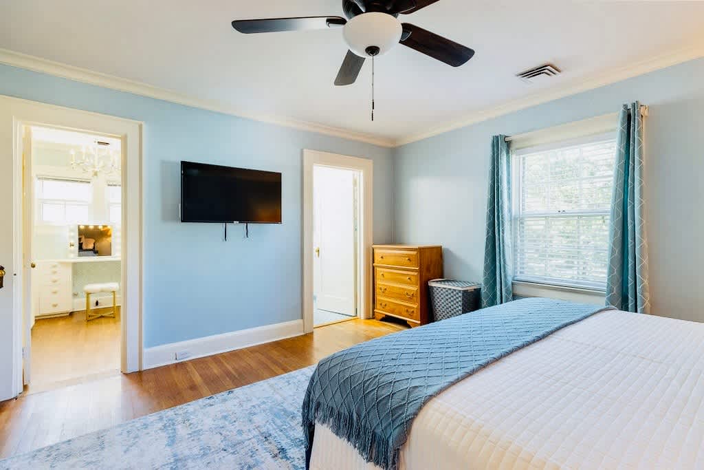 Greenway Manor: Grand Historic Home on Lush Grounds