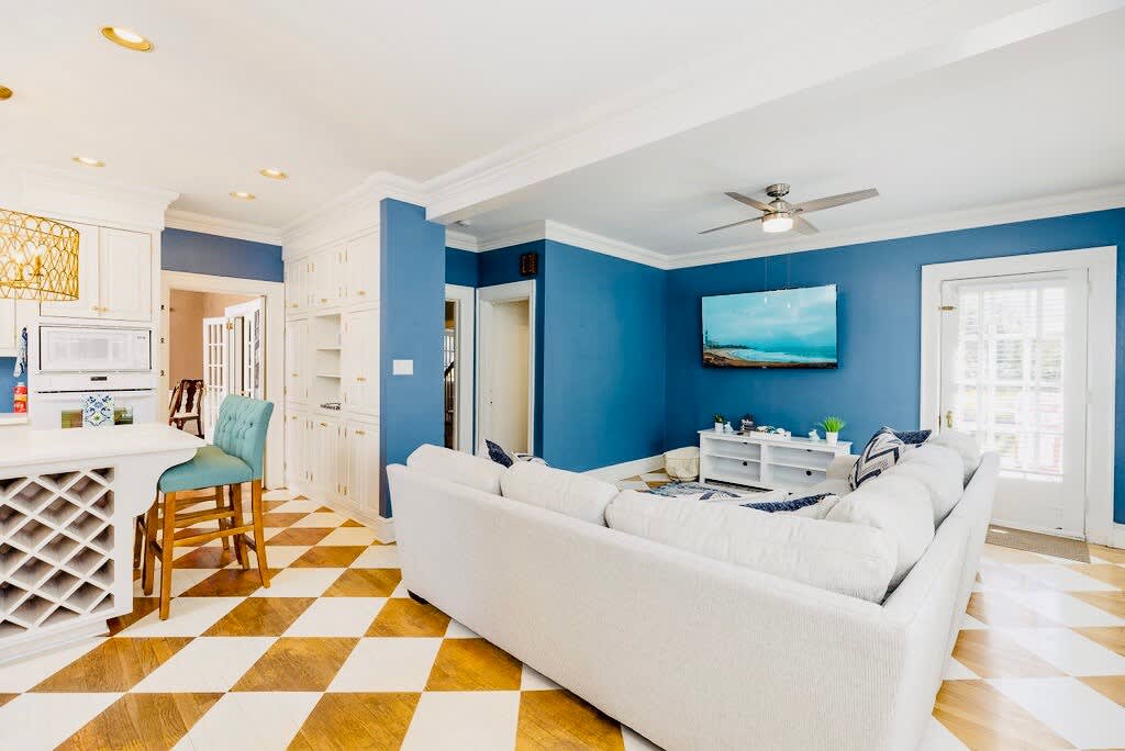 Greenway Manor: Grand Historic Home on Lush Grounds