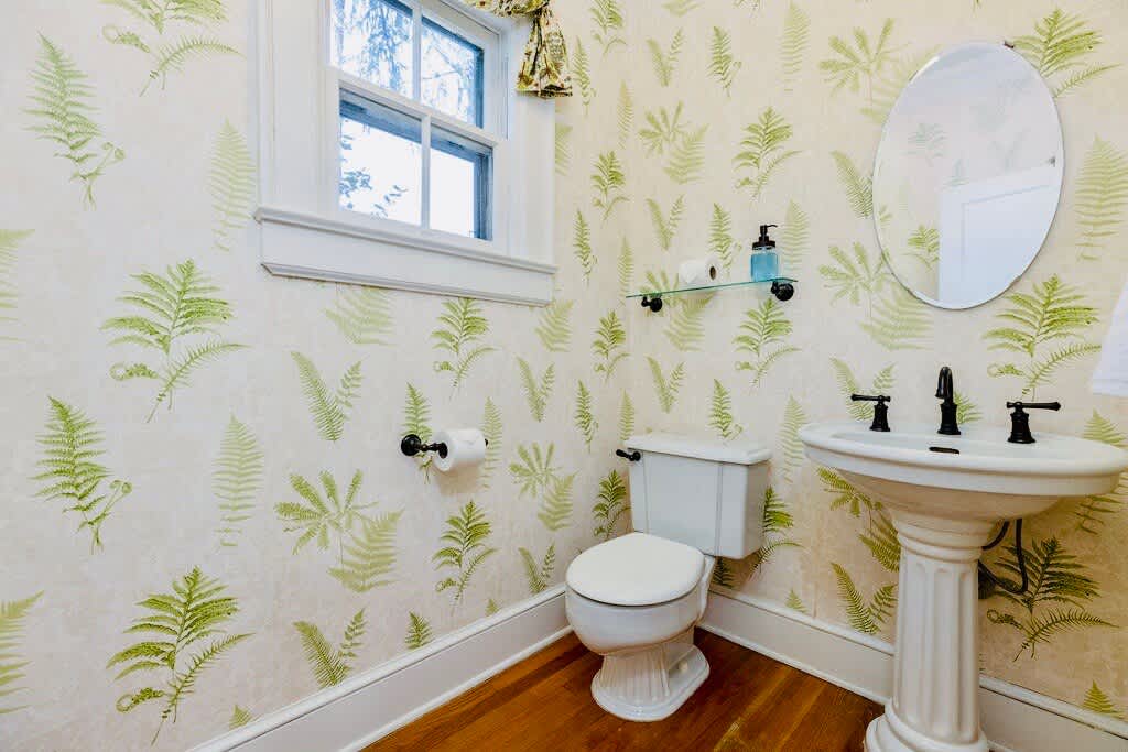 Greenway Manor: Grand Historic Home on Lush Grounds