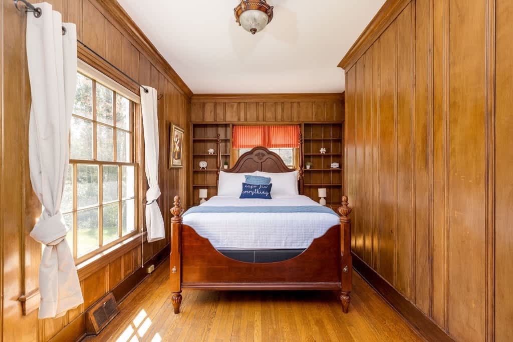 Greenway Manor: Grand Historic Home on Lush Grounds