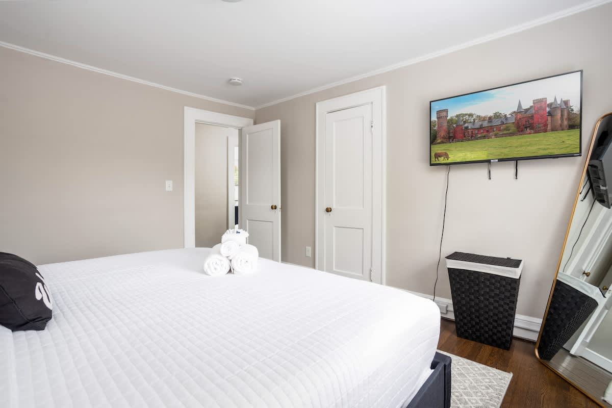 Emerywood Retreat: Chic Interiors in a Premier Neighborhood