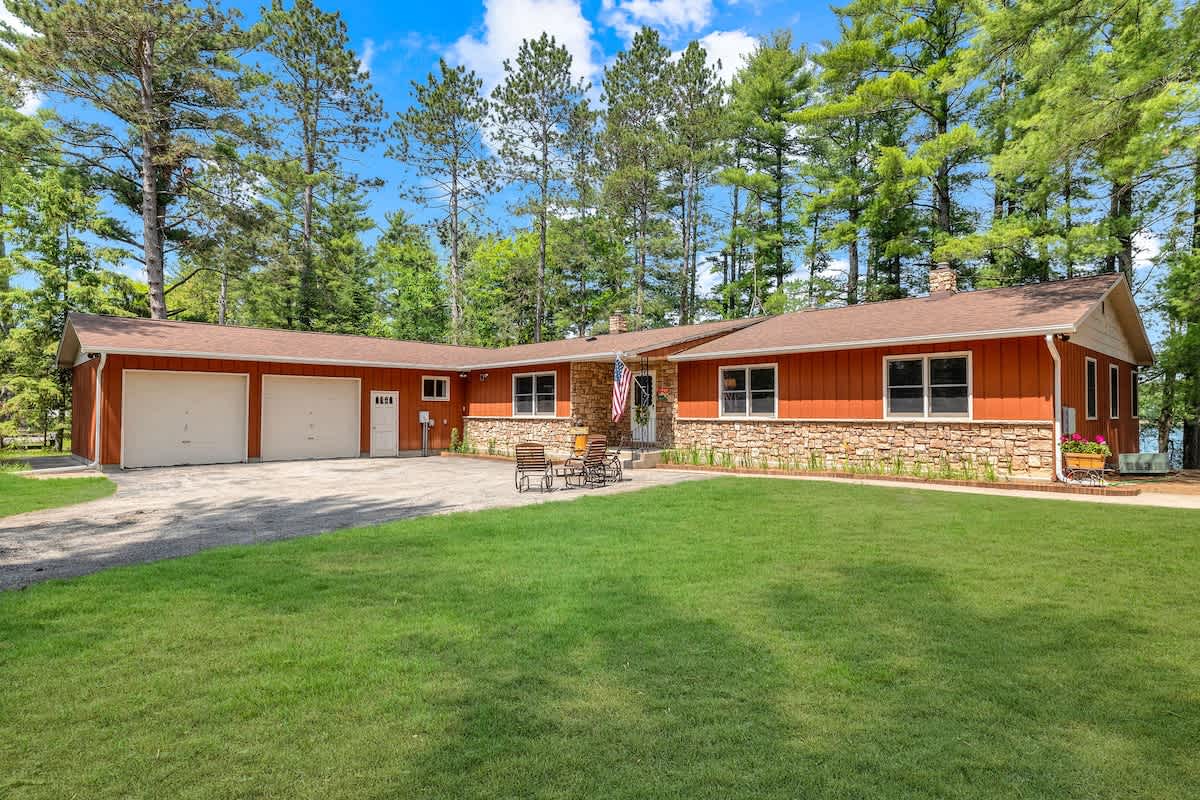 Lakefront Lodge-Private Dock-Swimming-Game Room — Crivitz, WI — vacation rental