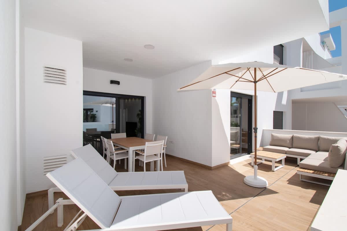 Rez de chaussee avec grande terrasse face piscine