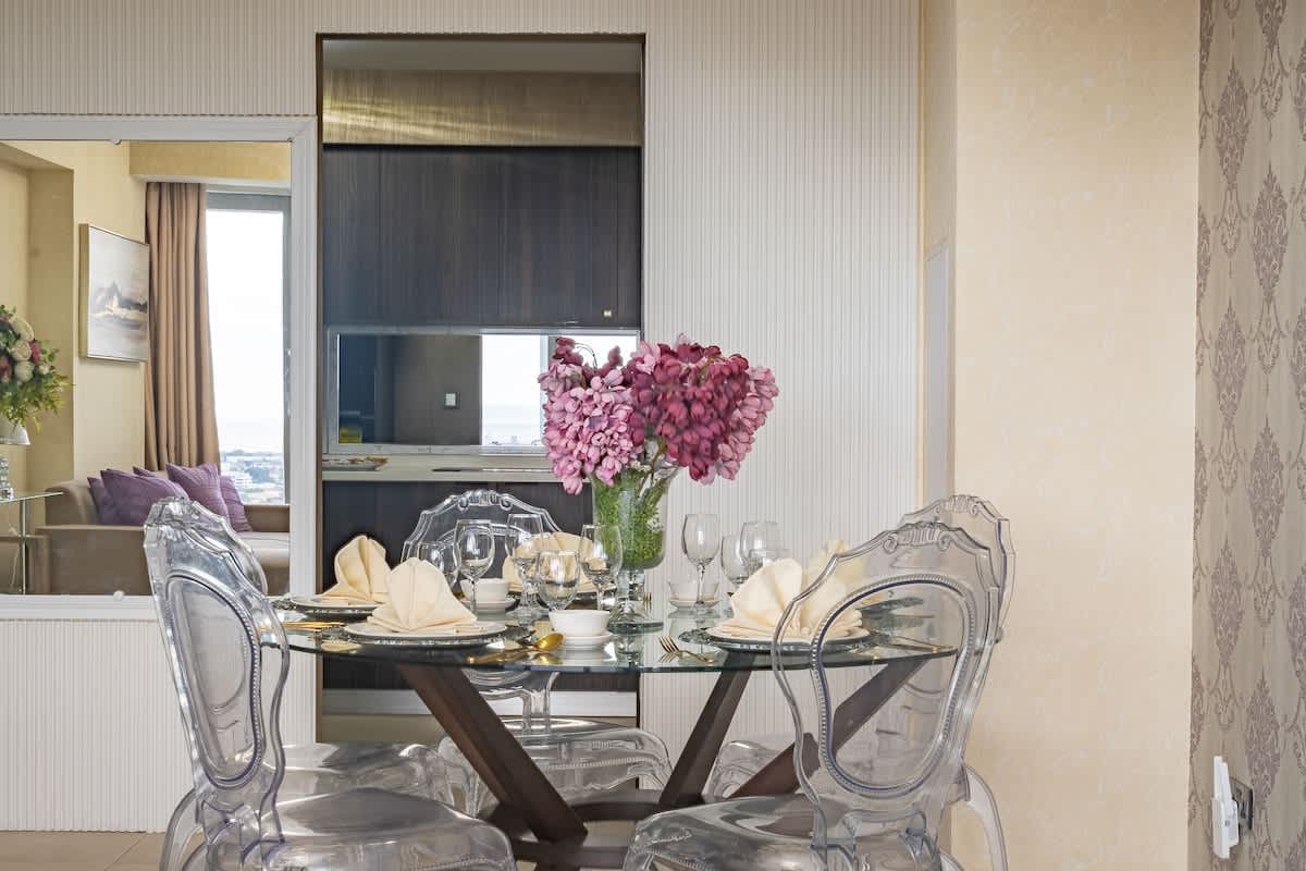 LUXE 1BR  ·  Stunning Views  ·  King Bed  ·  27th Floor