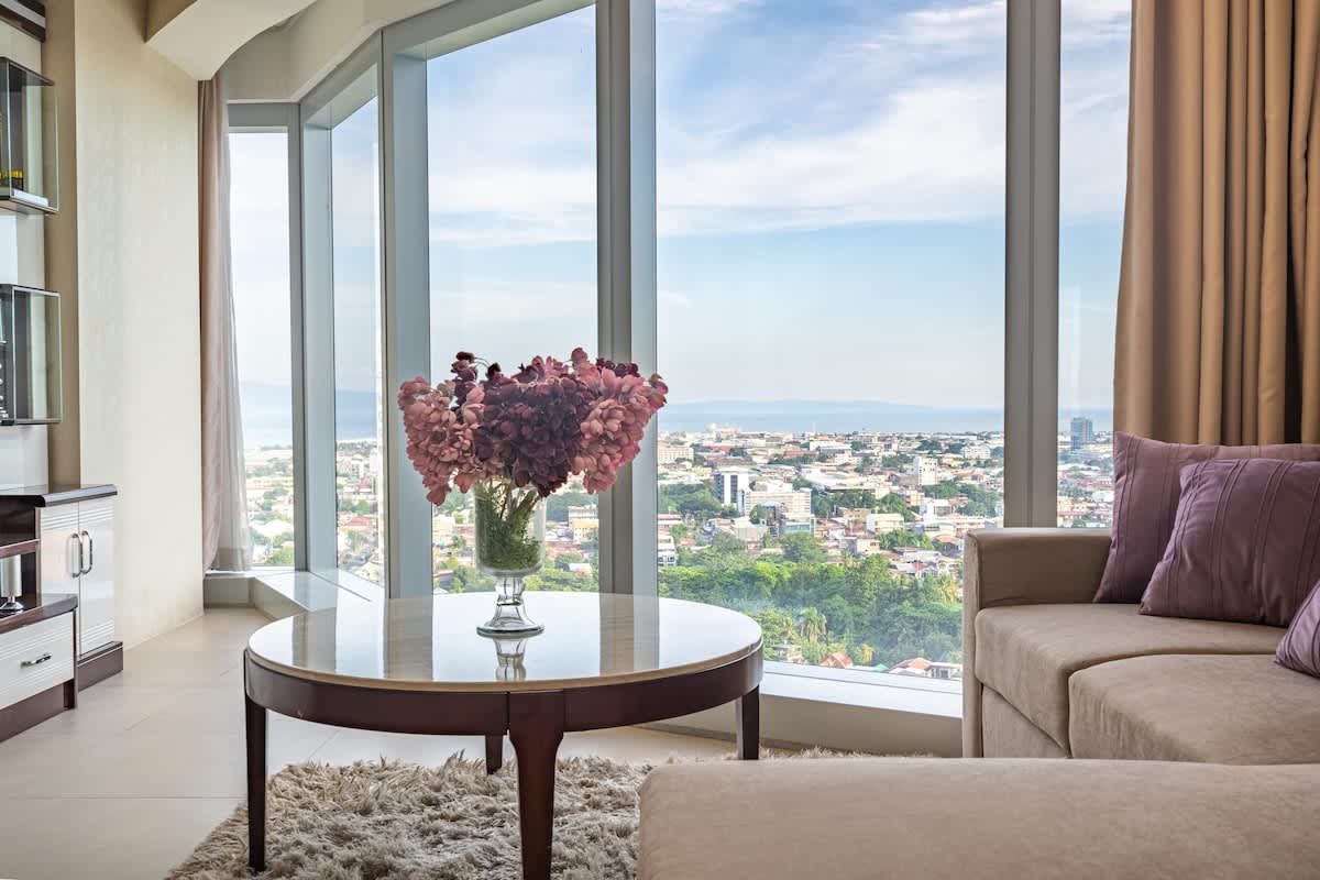 LUXE 1BR  ·  Stunning Views  ·  King Bed  ·  27th Floor