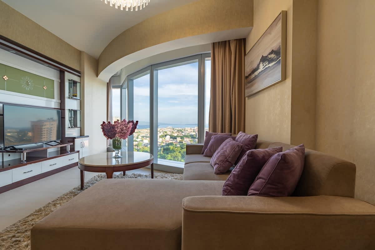 LUXE 1BR  ·  Stunning Views  ·  King Bed  ·  27th Floor