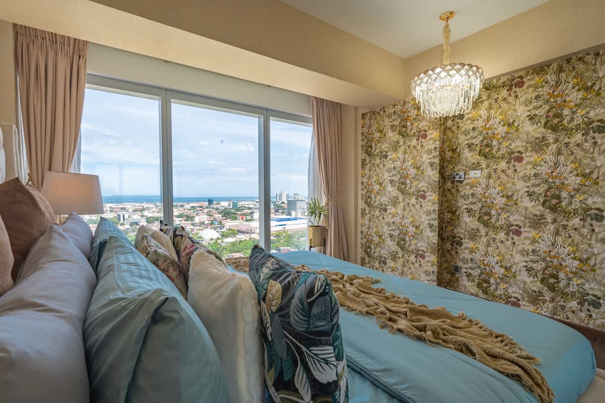 LUXE 1BR  ·  Stunning Views  ·  King Bed  ·  27th Floor