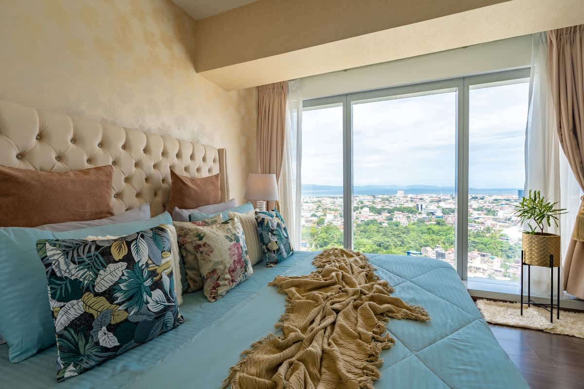 LUXE 1BR  ·  Stunning Views  ·  King Bed  ·  27th Floor