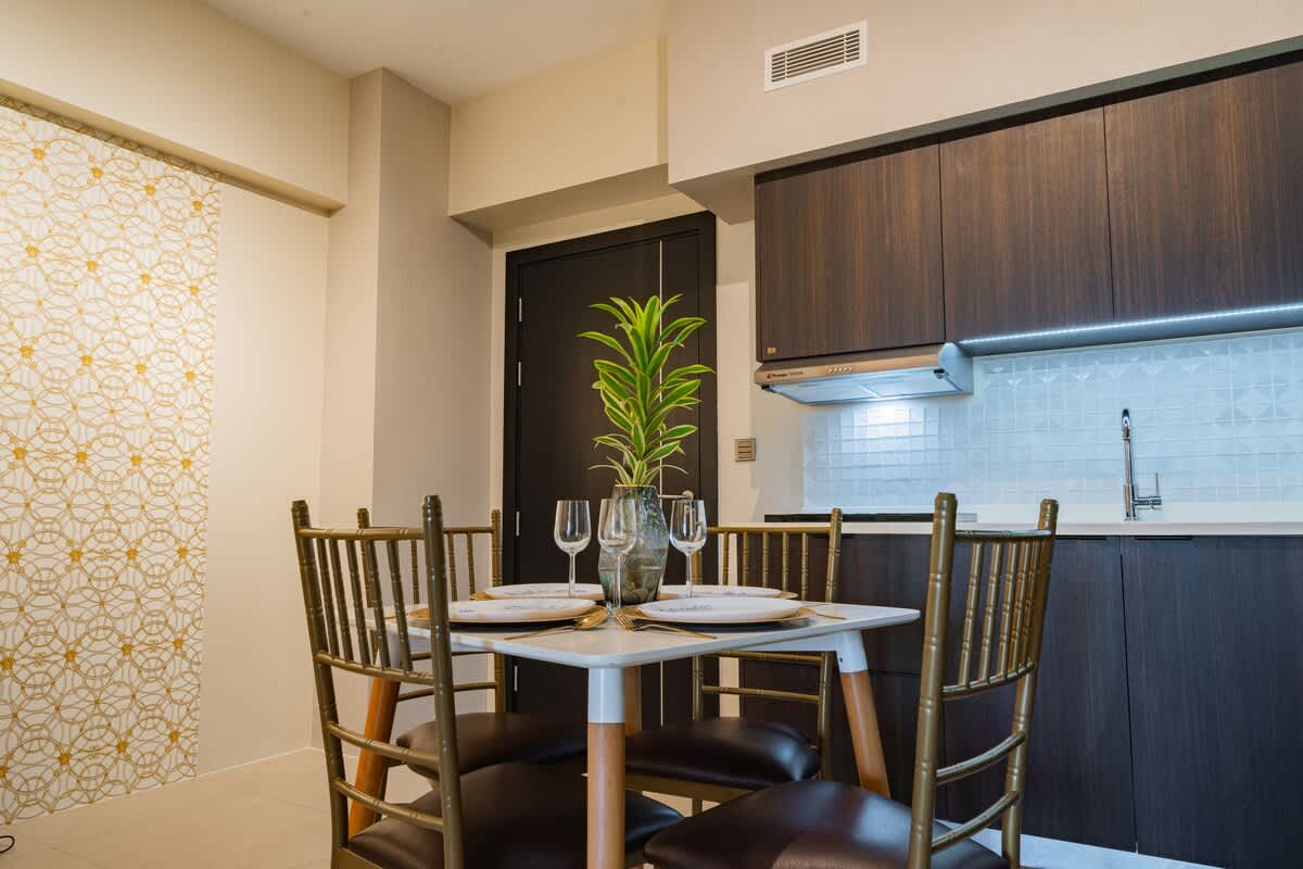 LUXE 1BR ·  CHIC  ·  King Bed  ·  City Views ·  Ayala Mall