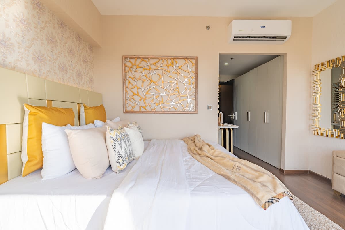 LUXE 1BR ·  CHIC  ·  King Bed  ·  City Views ·  Ayala Mall