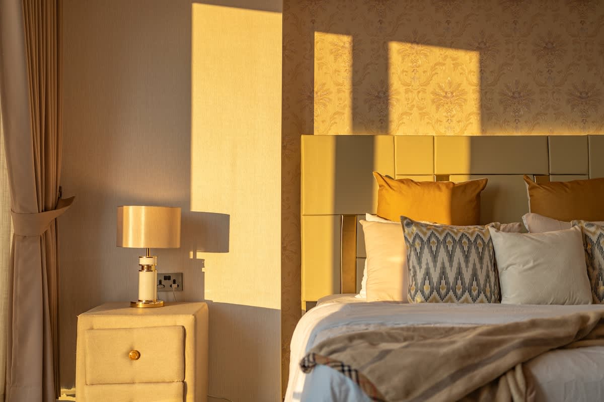 LUXE 1BR ·  CHIC  ·  King Bed  ·  City Views ·  Ayala Mall