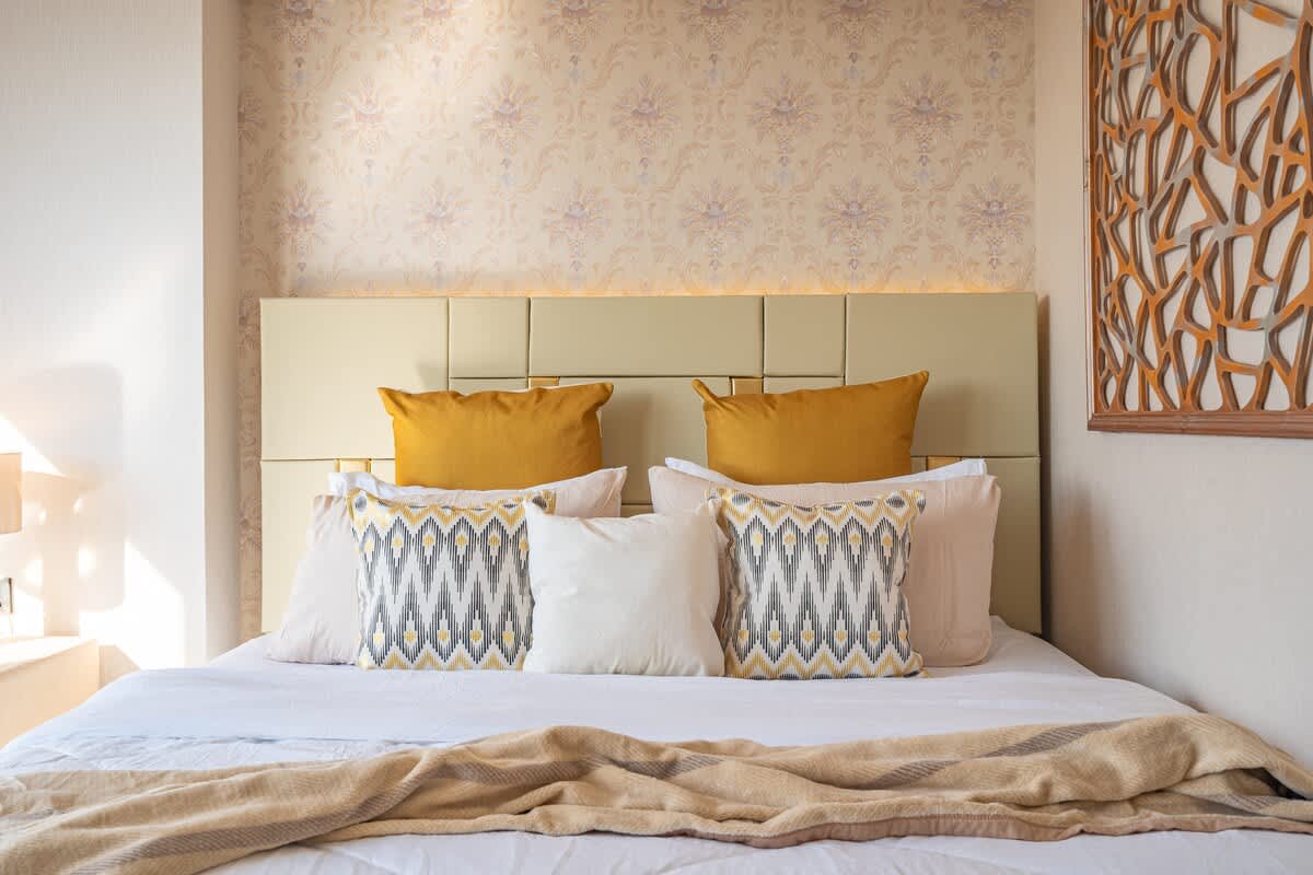 LUXE 1BR ·  CHIC  ·  King Bed  ·  City Views ·  Ayala Mall