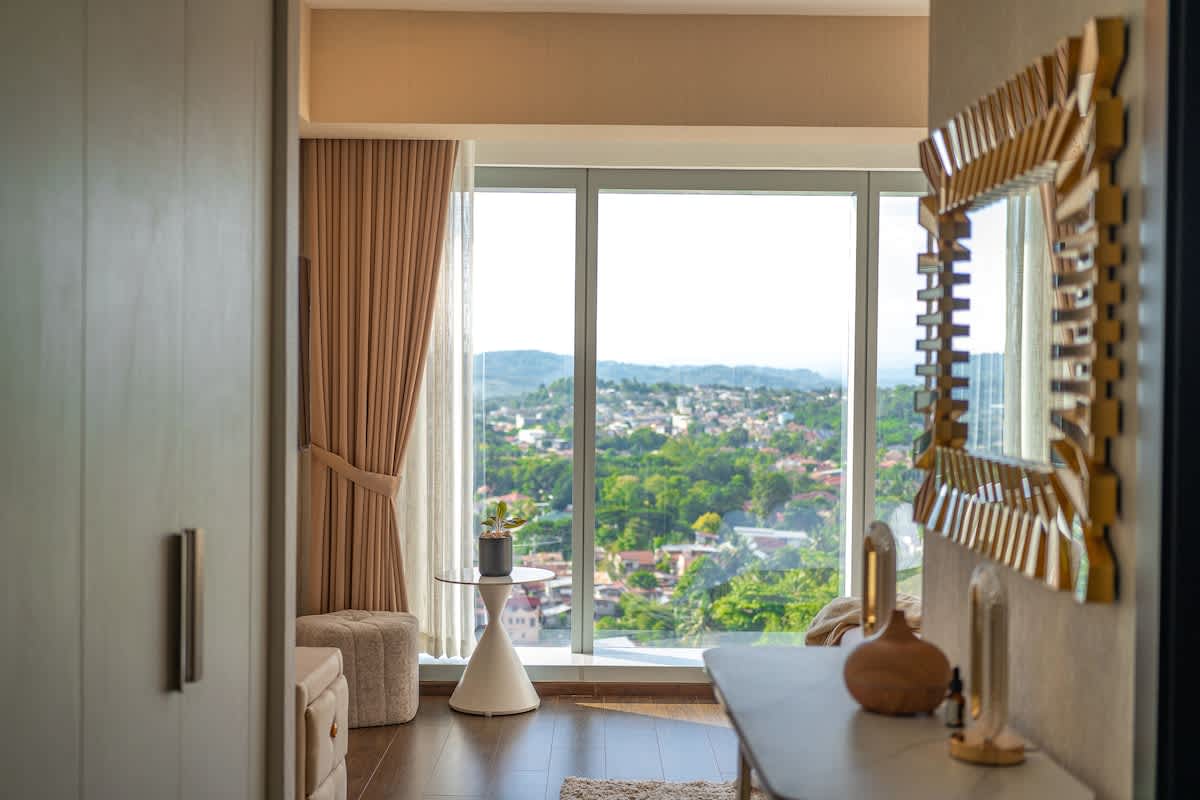 LUXE 1BR ·  CHIC  ·  King Bed  ·  City Views ·  Ayala Mall