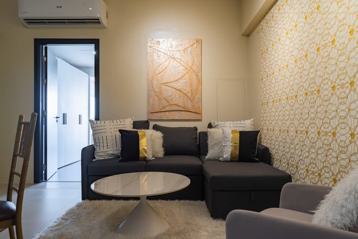 LUXE 1BR ·  CHIC  ·  King Bed  ·  City Views ·  Ayala Mall