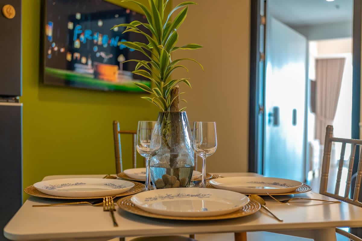LUXE 1BR ·  CHIC  ·  King Bed  ·  City Views ·  Ayala Mall
