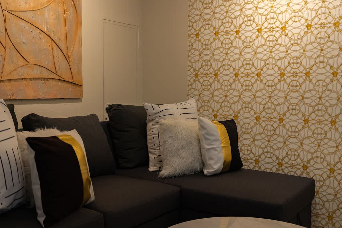 LUXE 1BR ·  CHIC  ·  King Bed  ·  City Views ·  Ayala Mall