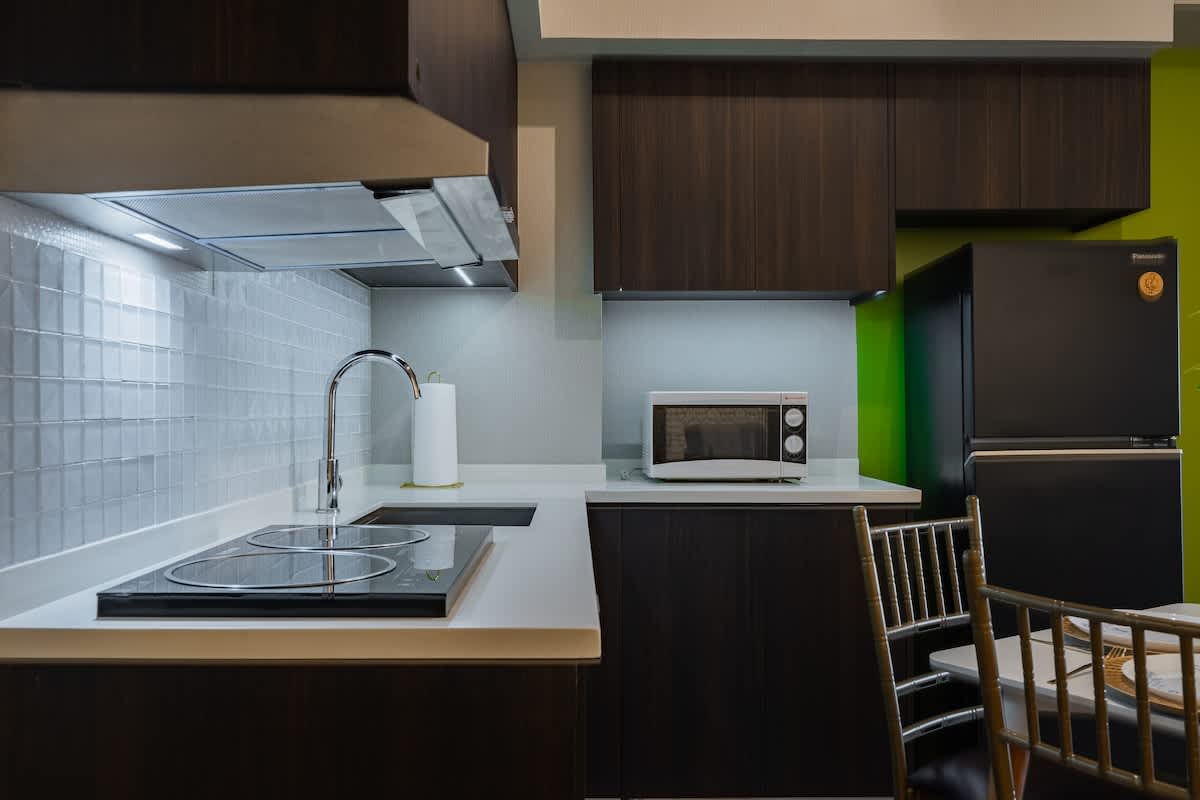LUXE 1BR ·  CHIC  ·  King Bed  ·  City Views ·  Ayala Mall