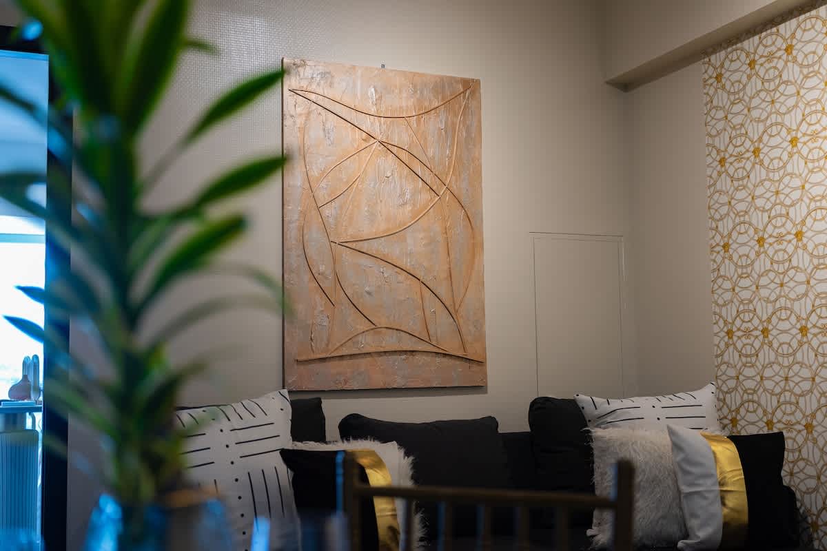 LUXE 1BR ·  CHIC  ·  King Bed  ·  City Views ·  Ayala Mall