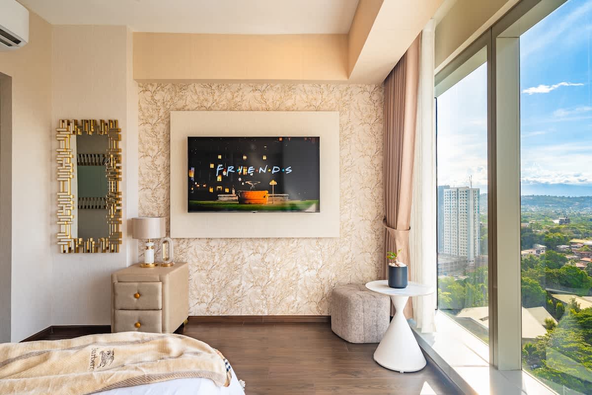 LUXE 1BR ·  CHIC  ·  King Bed  ·  City Views ·  Ayala Mall