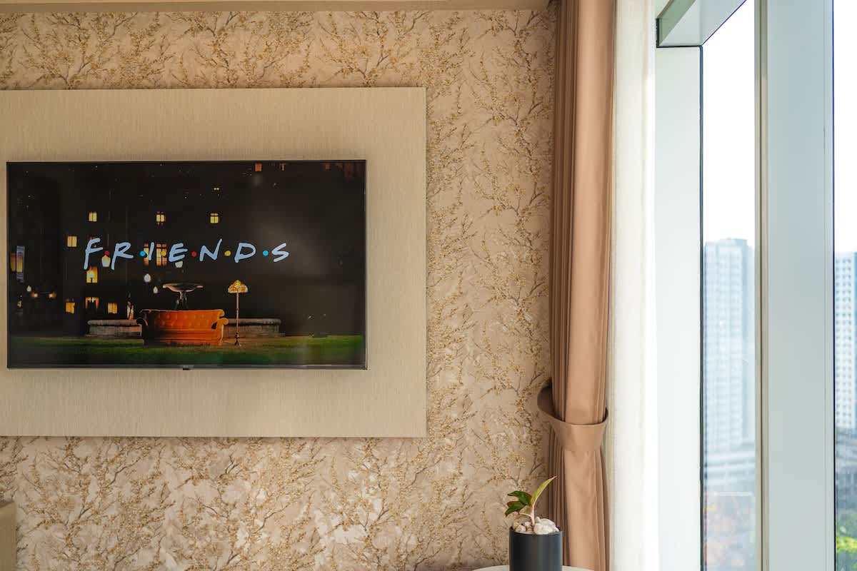 LUXE 1BR ·  CHIC  ·  King Bed  ·  City Views ·  Ayala Mall