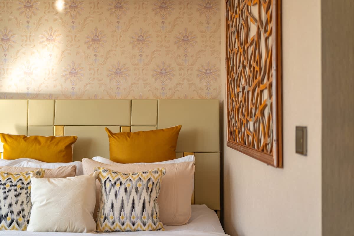 LUXE 1BR ·  CHIC  ·  King Bed  ·  City Views ·  Ayala Mall