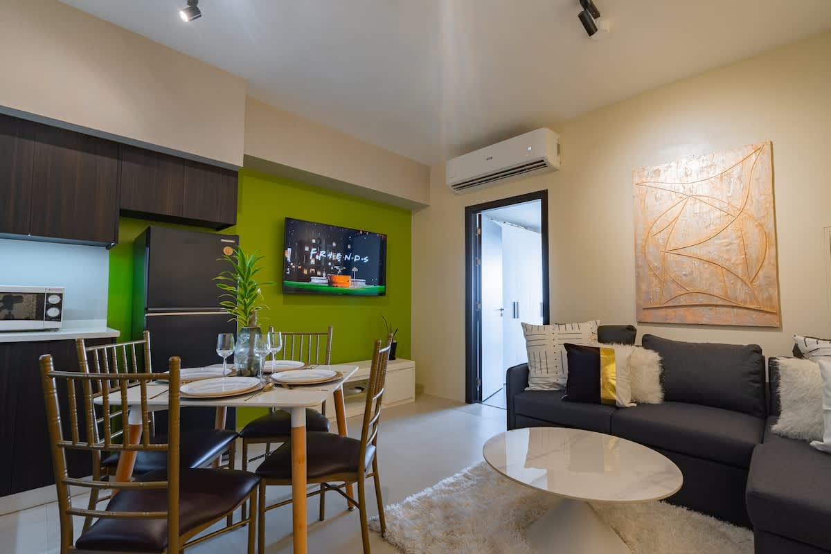 LUXE 1BR ·  CHIC  ·  King Bed  ·  City Views ·  Ayala Mall