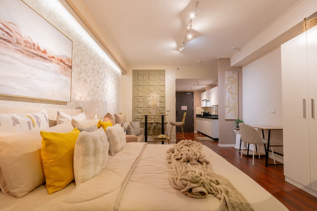 Stylish Apartment ·  Prime Location  ·  Close to Malls