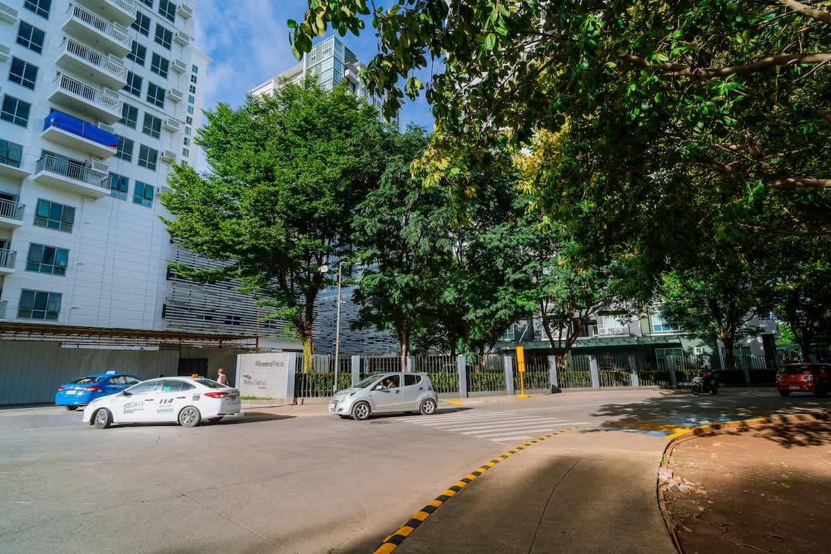 Elegant 2BR with City Views · Abreeza