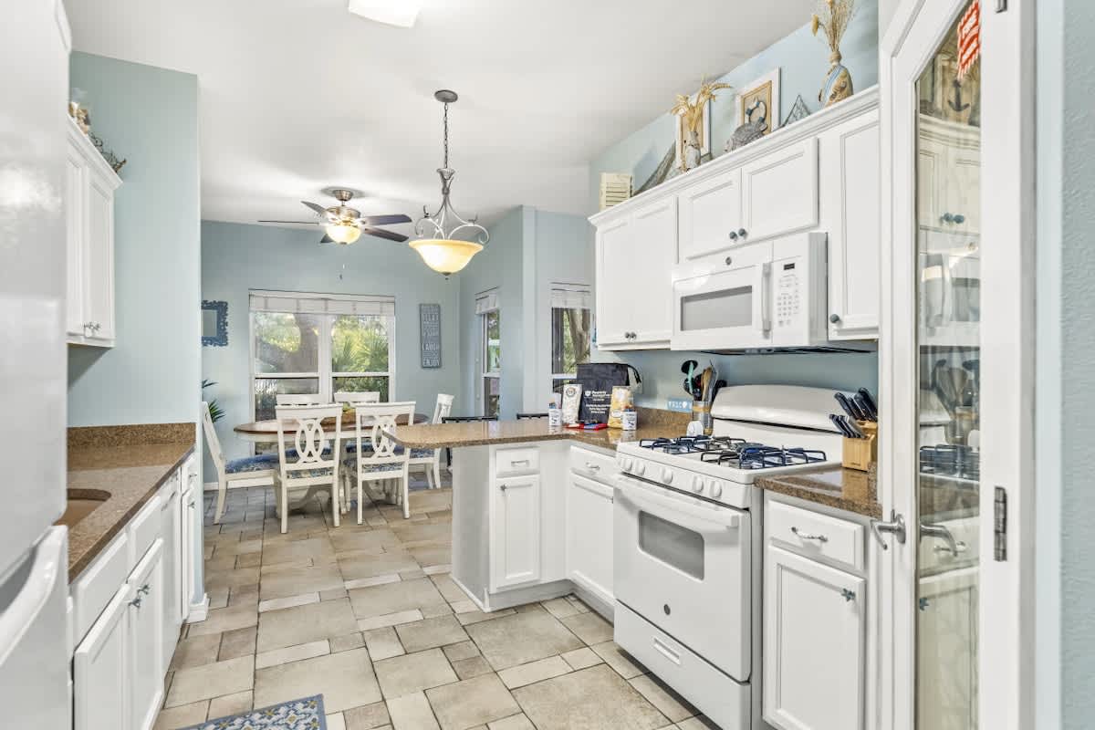 3 Min to Beach | Private Pool & Outdoor Kitchen - Picture 18