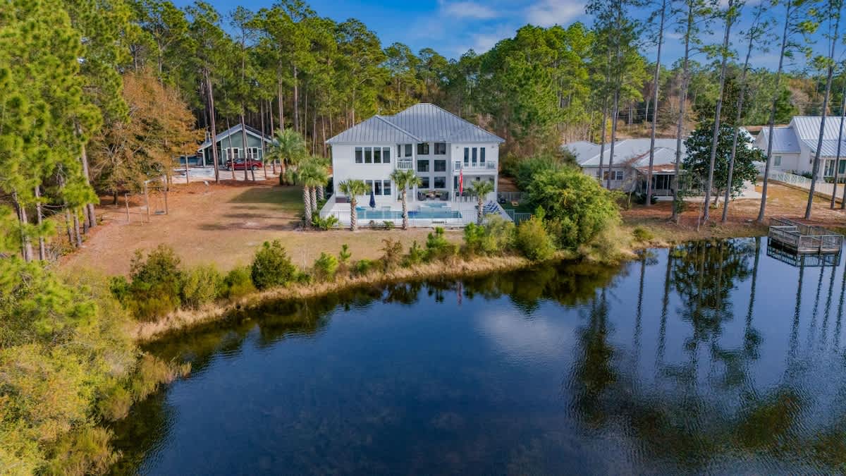 Luxe, Lakefront, Heated Pool/Spa, 5 mins to Beach
