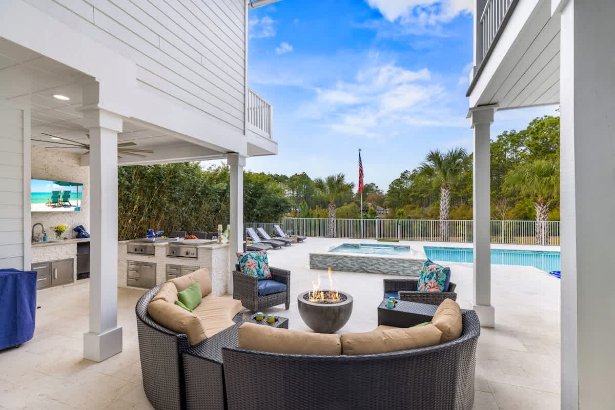 Luxe, Lakefront, Heated Pool/Spa, 5 mins to Beach