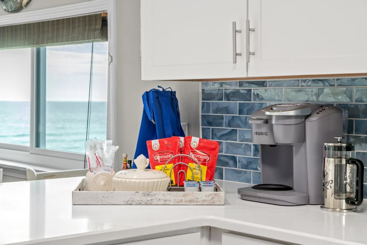 Beachfront End Unit w/ Hot Tub + Beach Chairs - Picture 12