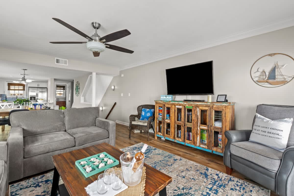 Beachfront End Unit w/ Hot Tub + Beach Chairs - Picture 2