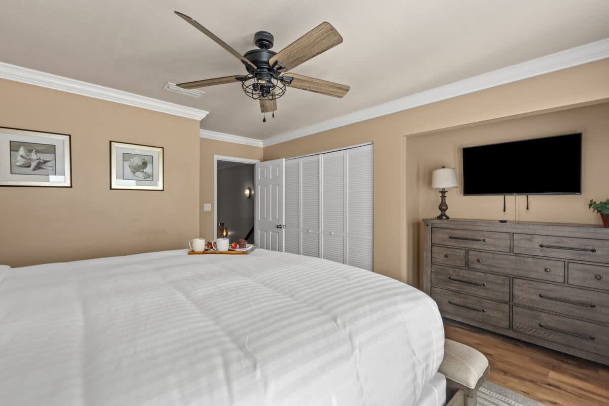 Beachfront End Unit w/ Hot Tub + Beach Chairs - Picture 21