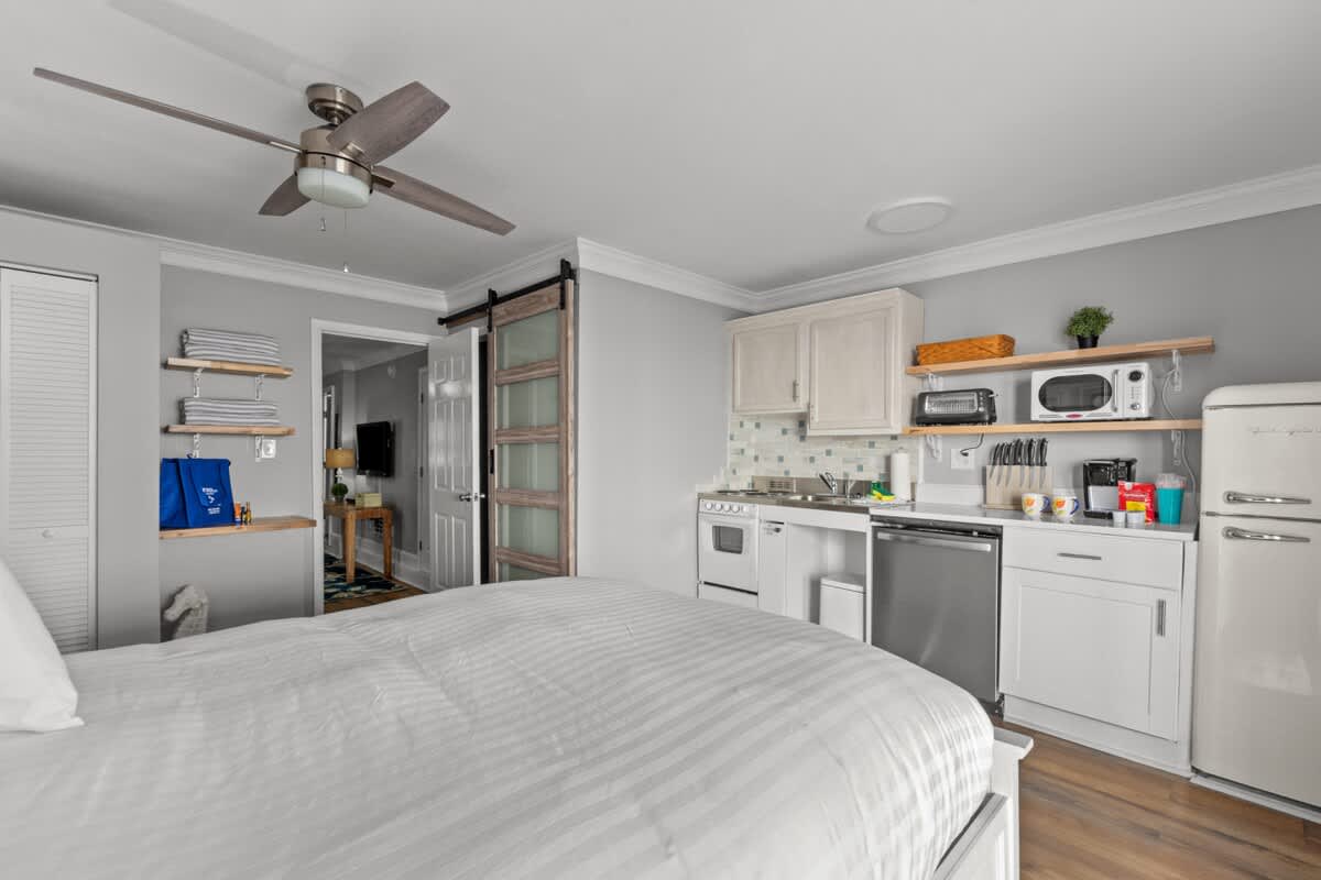 Beachfront End Unit w/ Hot Tub + Beach Chairs - Picture 35