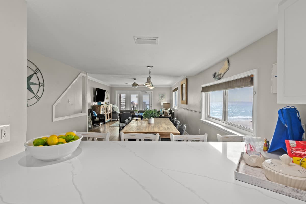 Beachfront End Unit w/ Hot Tub + Beach Chairs - Picture 8