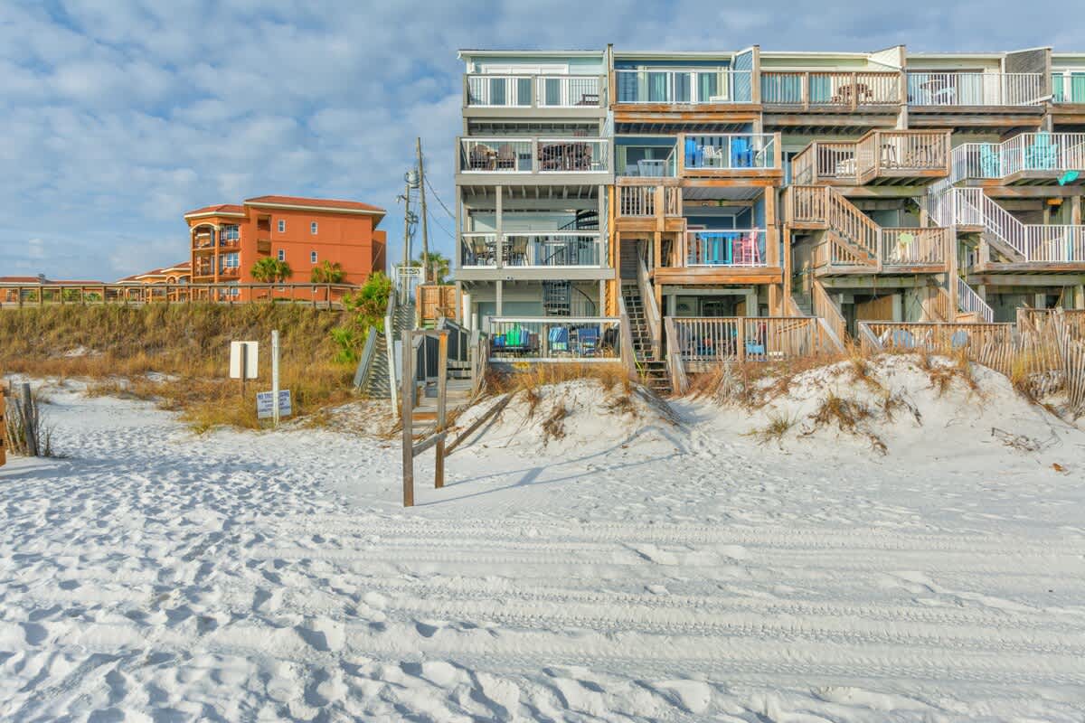 Beachfront End Unit w/ Hot Tub + Beach Chairs - Picture 42