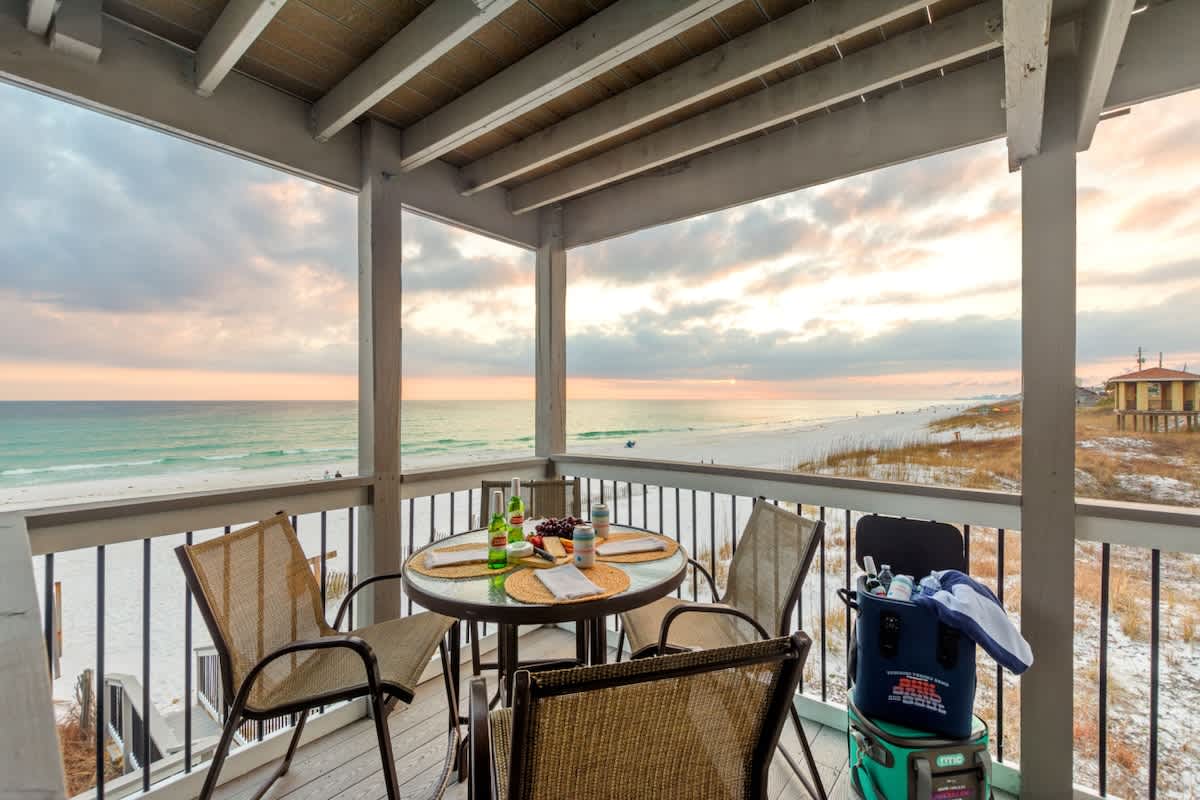 Beachfront End Unit w/ Hot Tub + Beach Chairs - Picture 39