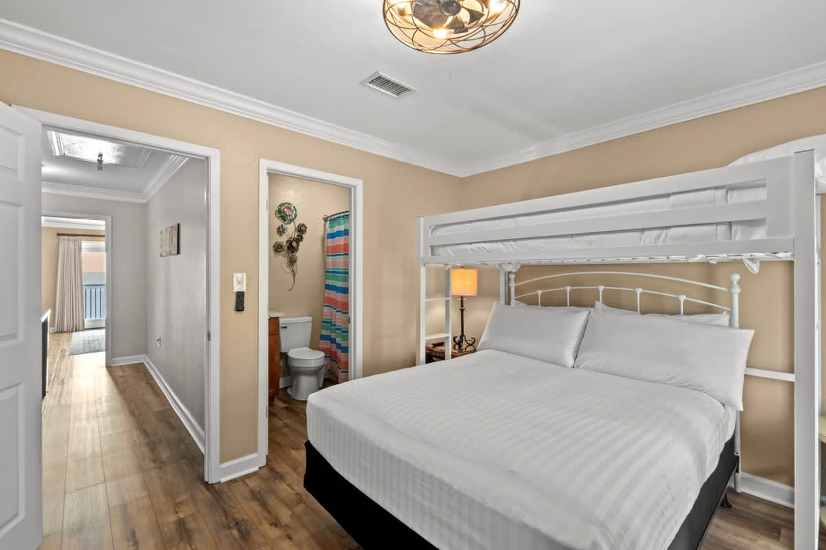 Beachfront End Unit w/ Hot Tub + Beach Chairs - Picture 27