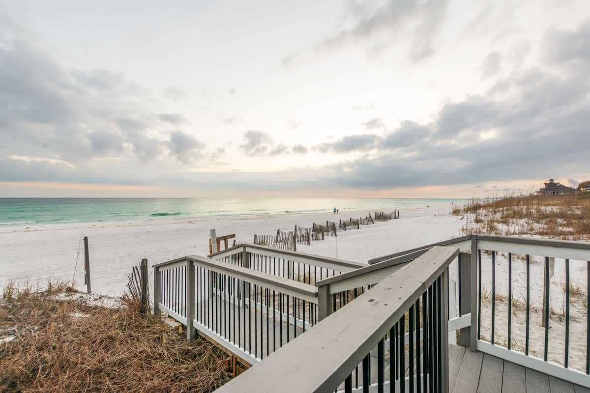 Beachfront End Unit w/ Hot Tub + Beach Chairs - Picture 18