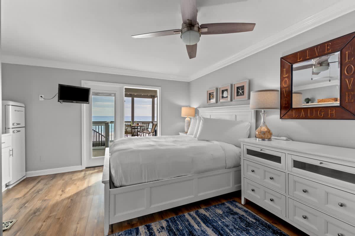 Beachfront End Unit w/ Hot Tub + Beach Chairs - Picture 34