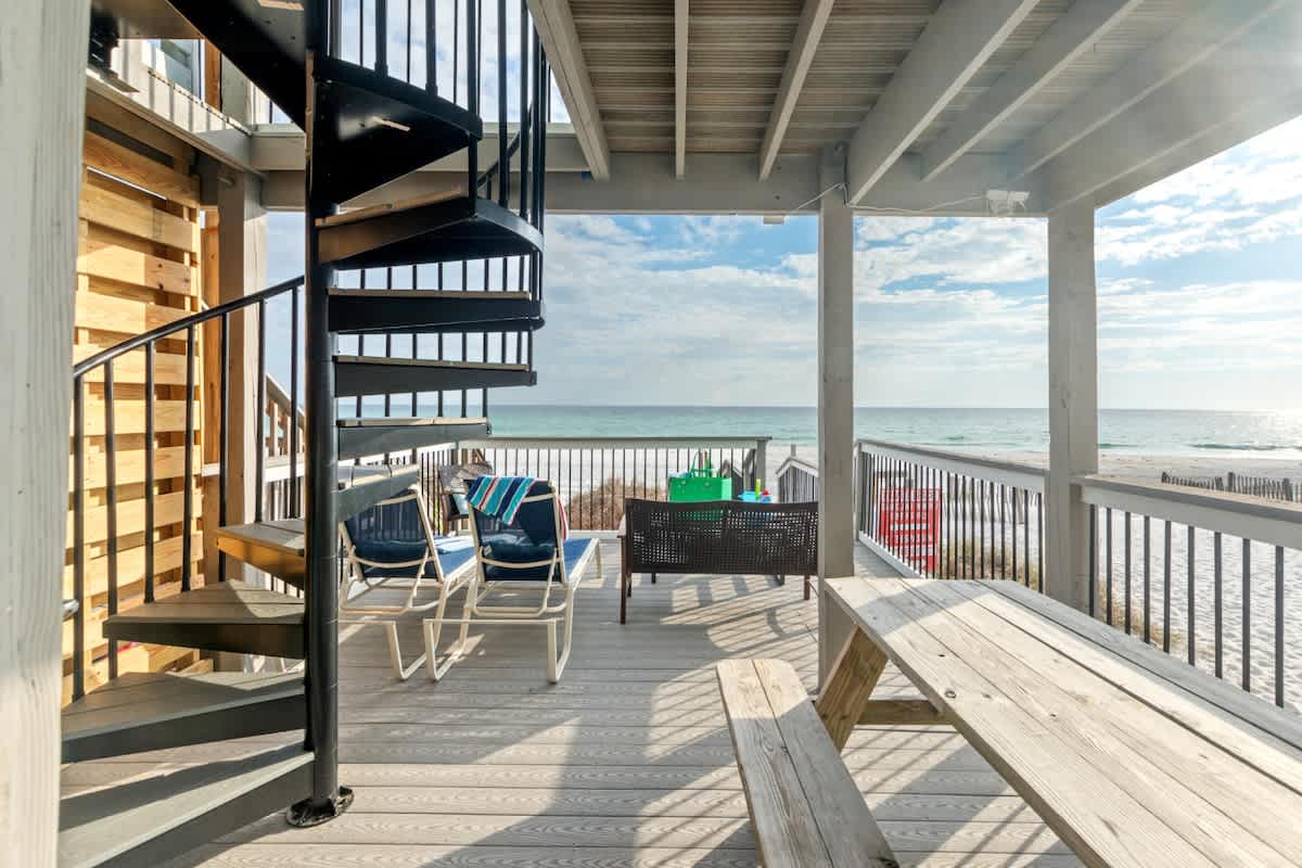 Beachfront End Unit w/ Hot Tub + Beach Chairs - Picture 41