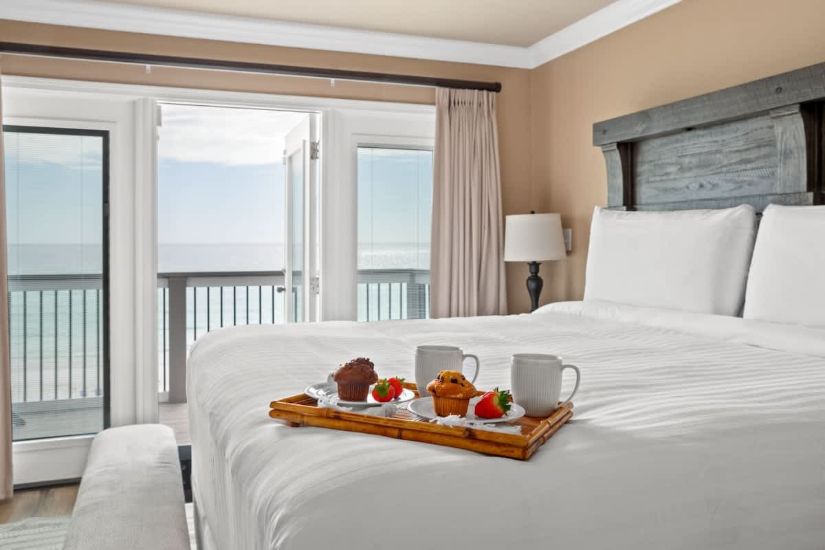 Beachfront End Unit w/ Hot Tub + Beach Chairs - Picture 5