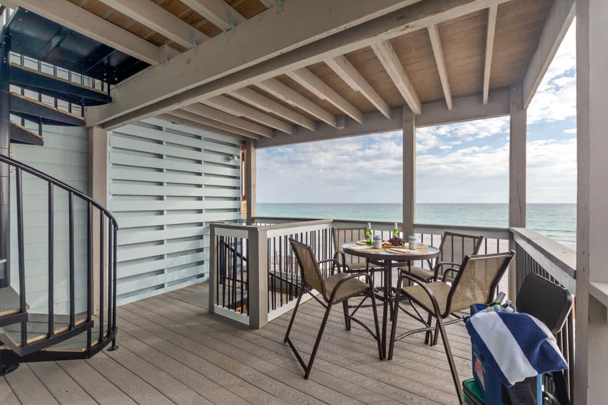 Beachfront End Unit w/ Hot Tub + Beach Chairs - Picture 38