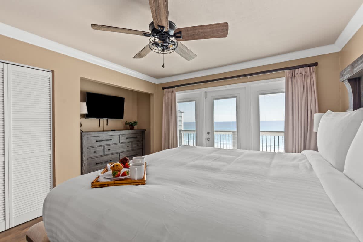 Beachfront End Unit w/ Hot Tub + Beach Chairs - Picture 20